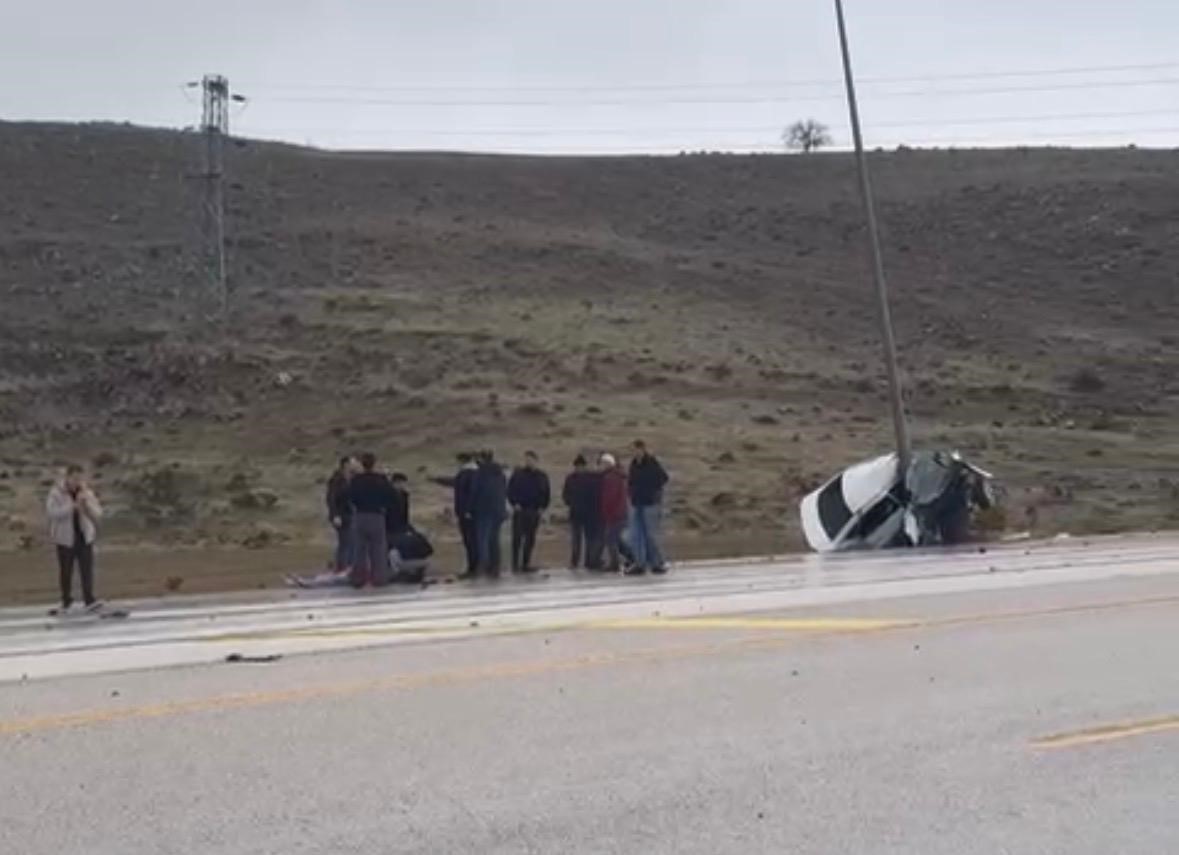 Direğe çarpan otomobil ikiye katlandı: 1 yaralı