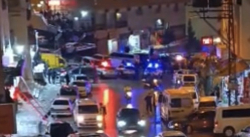 Düğün salonu önünde silahlı saldırıya uğrayan genç ağır yaralandı