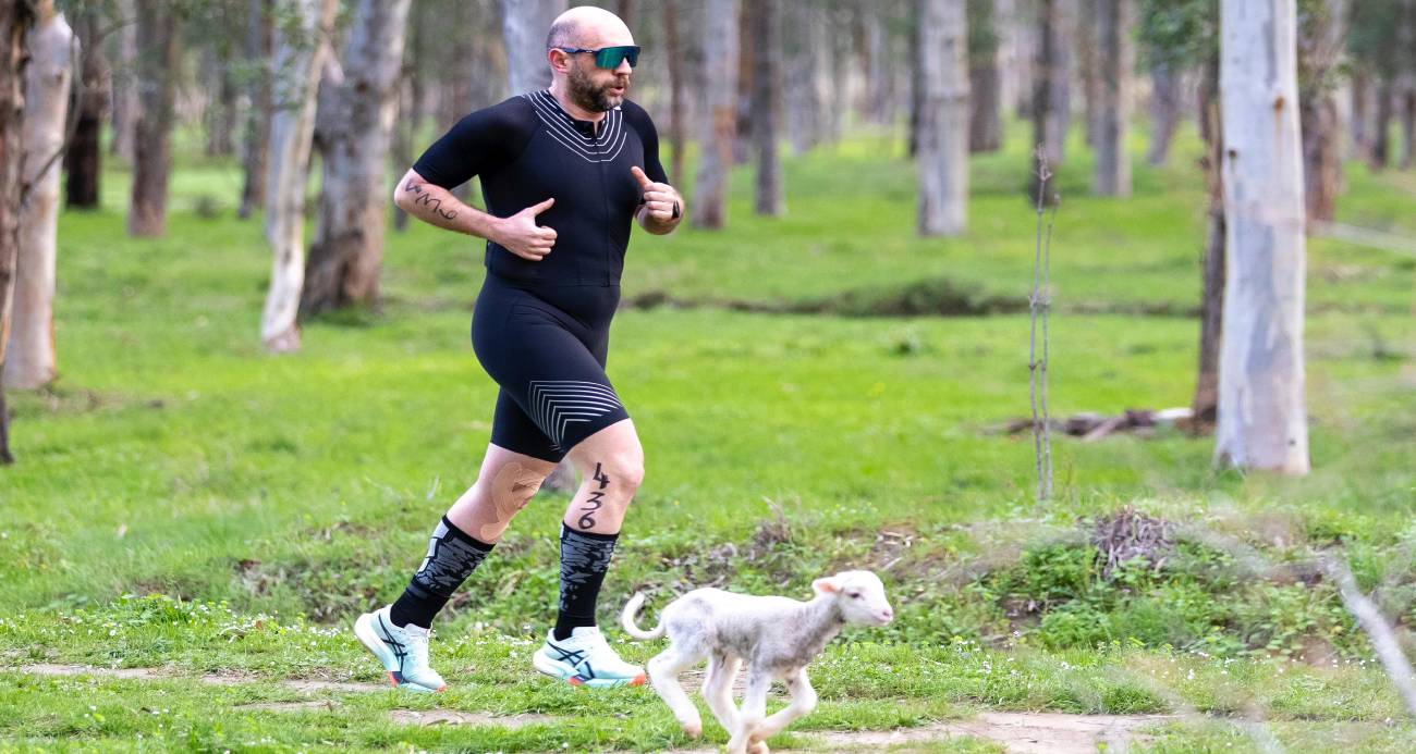Triatlon yarışında parkura giren kuzu, renkli görüntülere neden oldu