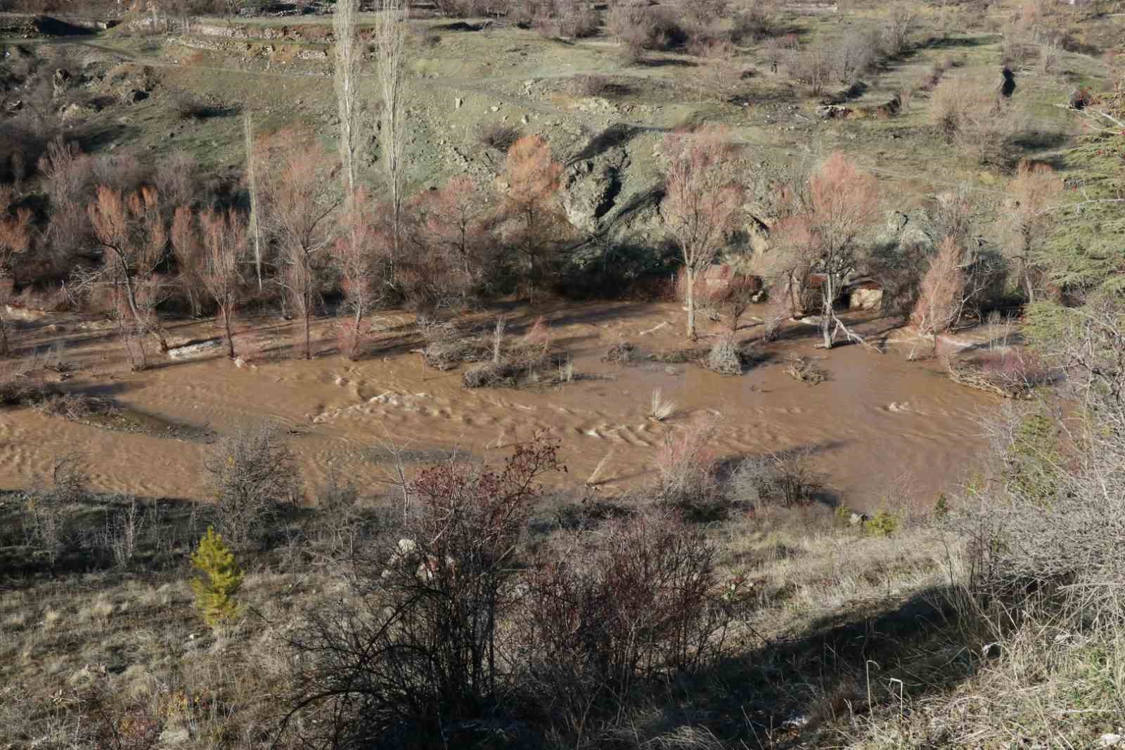 Göksu nehri taştı, tarım arazileri sular altında kaldı