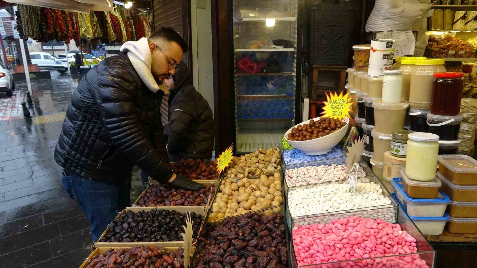 Tarihi Almacı Pazarı’nda Ramazan hazırlığı başladı
