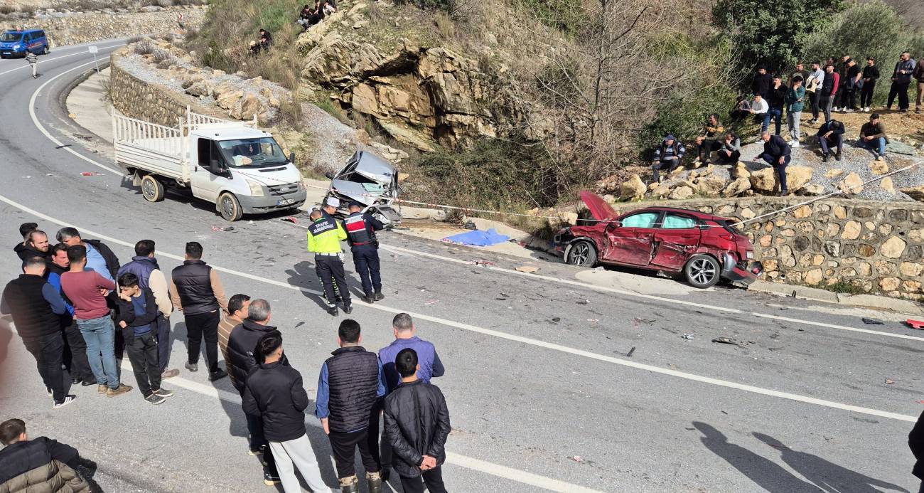Virajı alamayan kamyon 2 otomobili biçti: 1 ölü, 3 yaralı