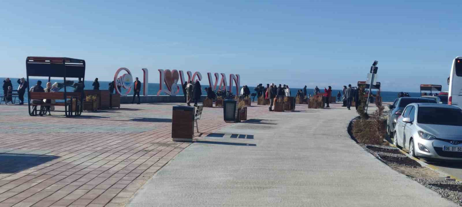 Van’da bahar havası: Vatandaşlar sahile akın etti