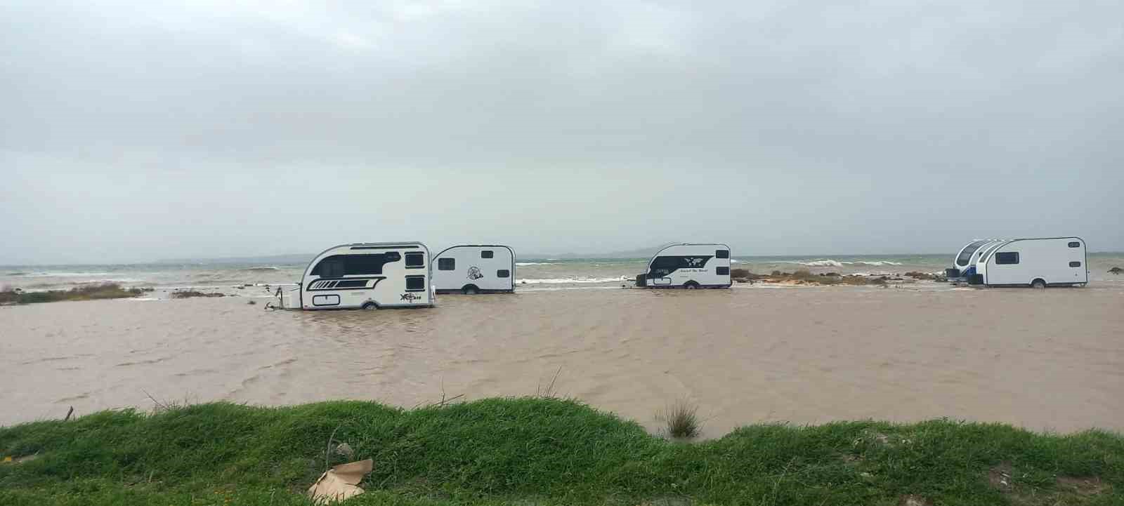 Ezine’de karavanlar su altında kaldı