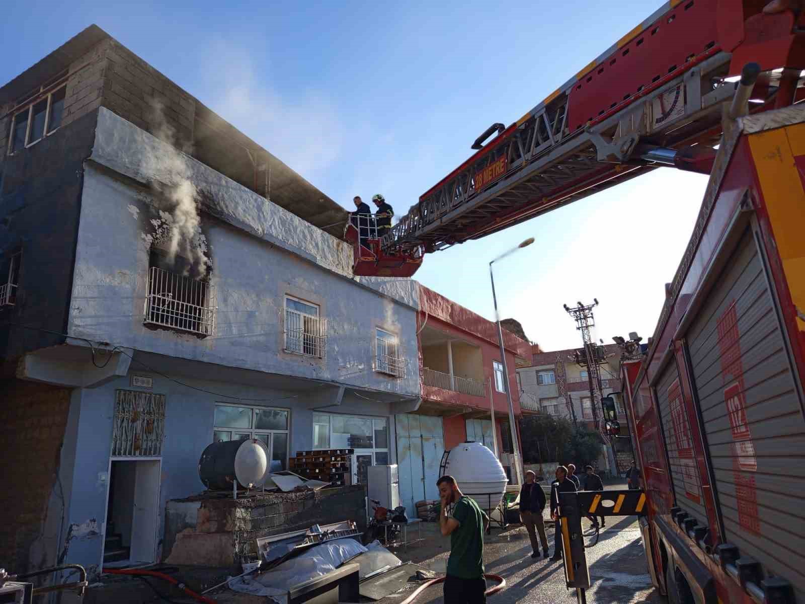 Mardin’de müstakil evde yangın: 3 kişi dumandan etkilendi