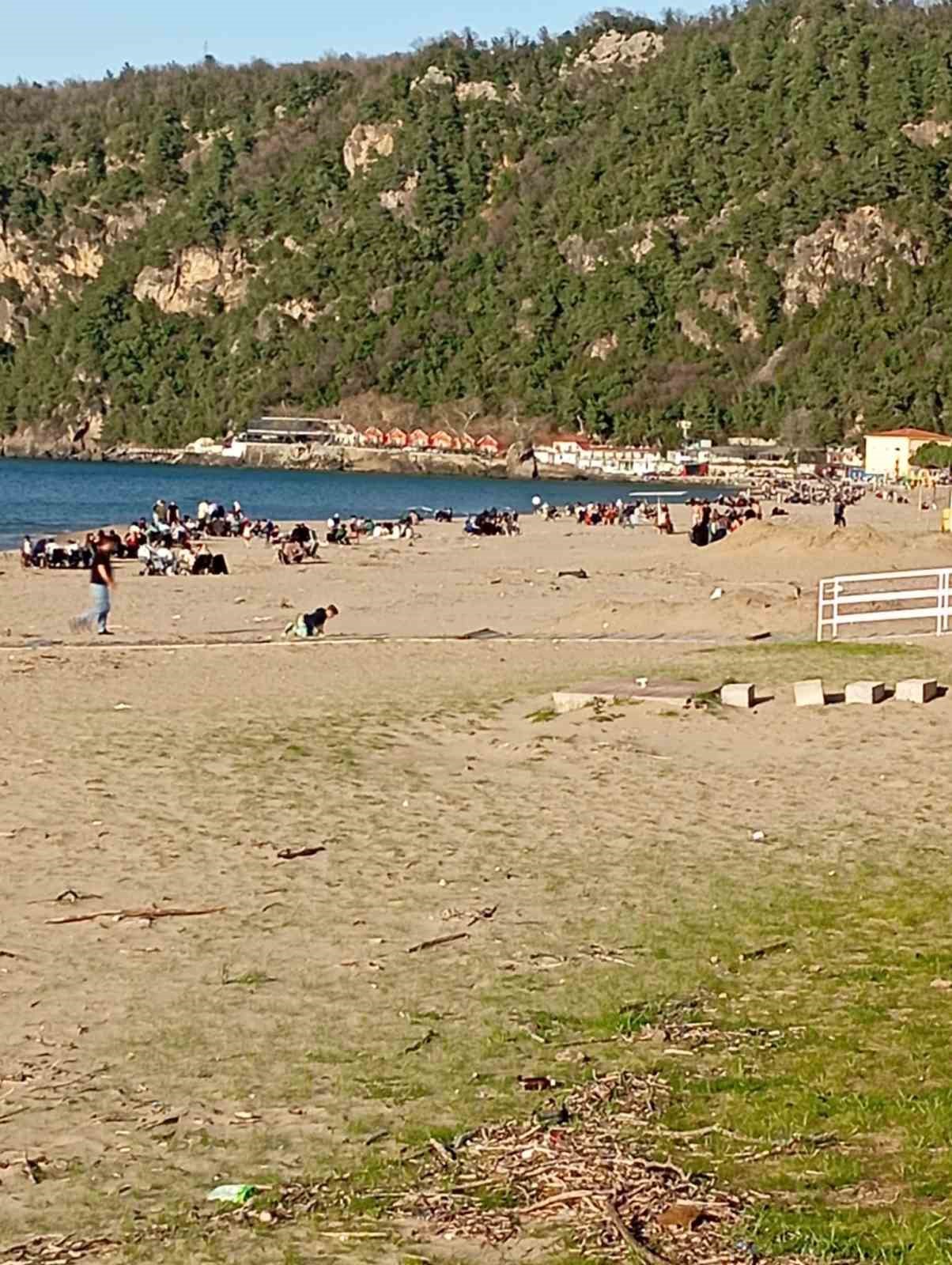 Sıcaklığın 28 dereceye çıktığı Bartın’da plaj ve parklar doldu