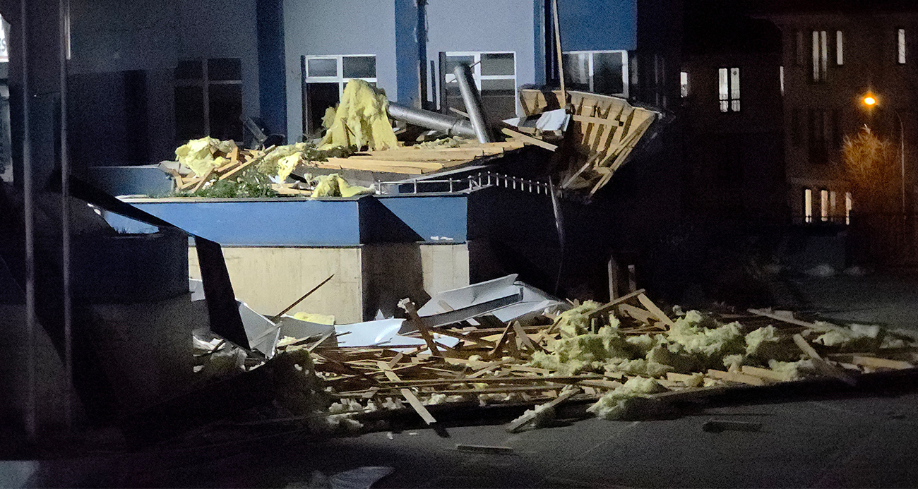 Düzce’de kuvvetli rüzgar okulun çatısını uçurdu