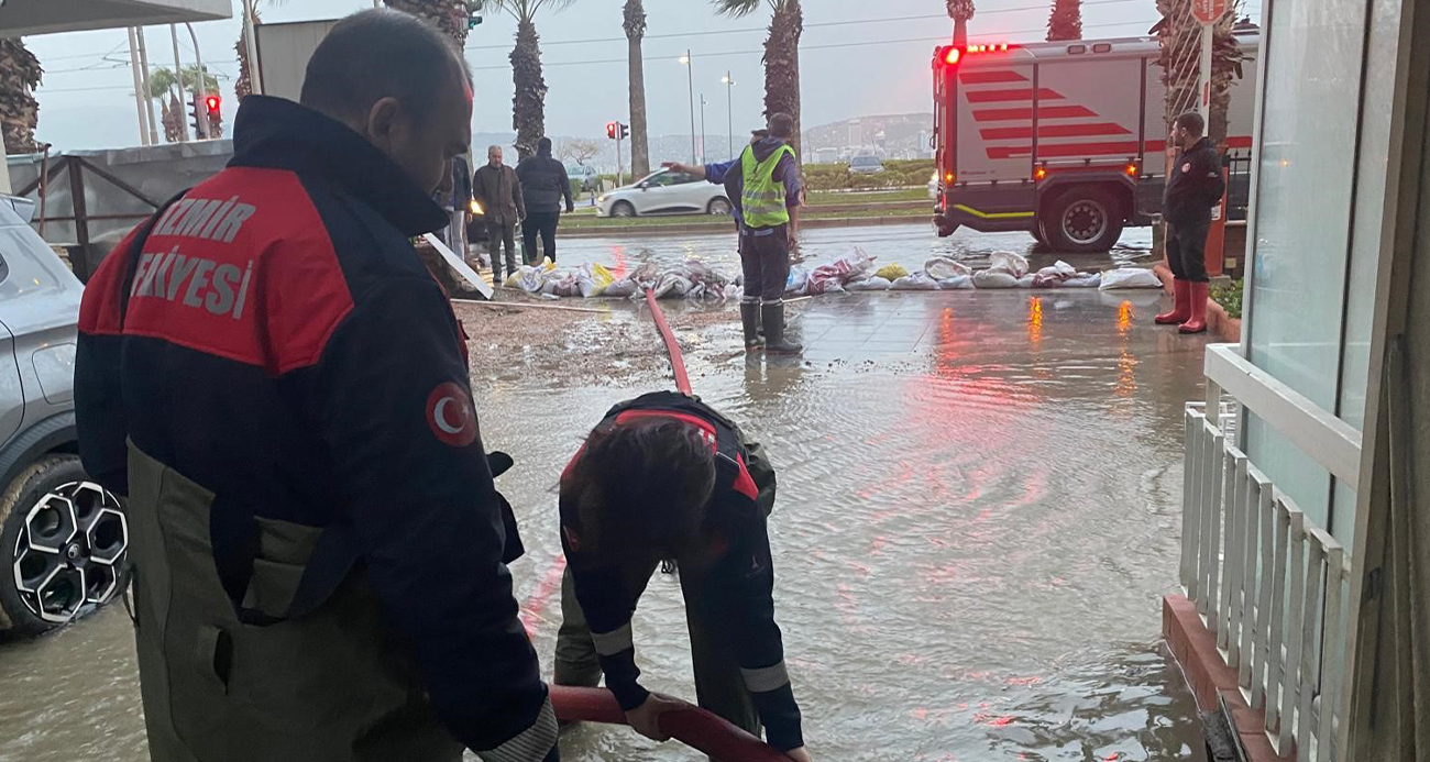 İzmir’de 50 yılda bir görülen meteorolojik tablo: Dalgalar 1 metreye ulaştı