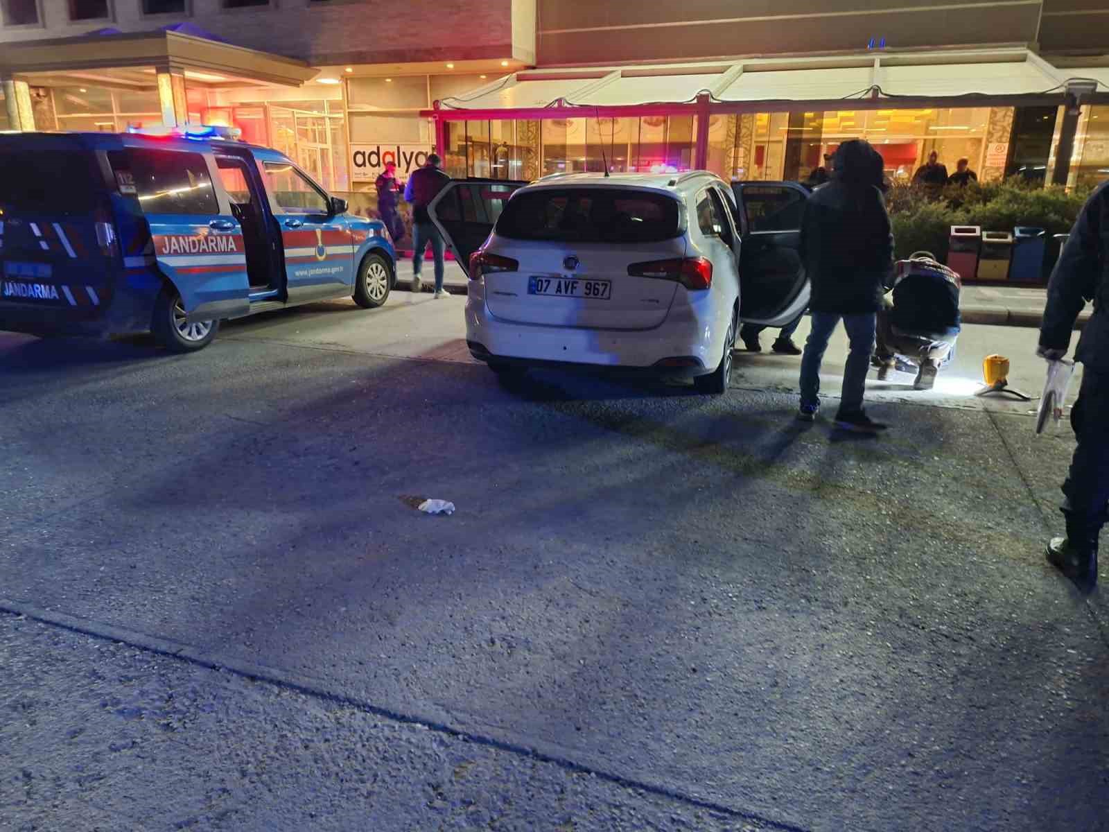 Dinlenme tesisinde 5 gündür park halinde olan otomobilden ceset çıktı