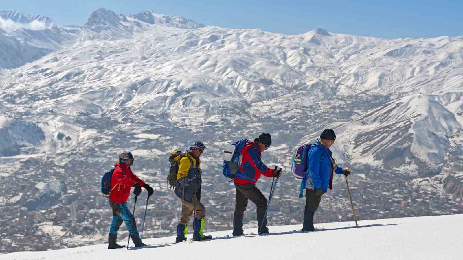 Hakkari’de Vatan Tepesi’ne zorlu kış tırmanışı