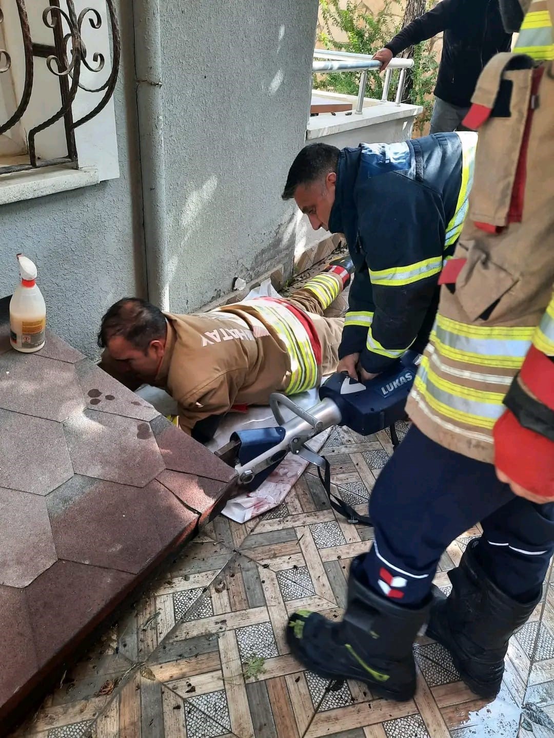 Hatay’da havalandırma boşluğuna düşen köpek kurtarıldı