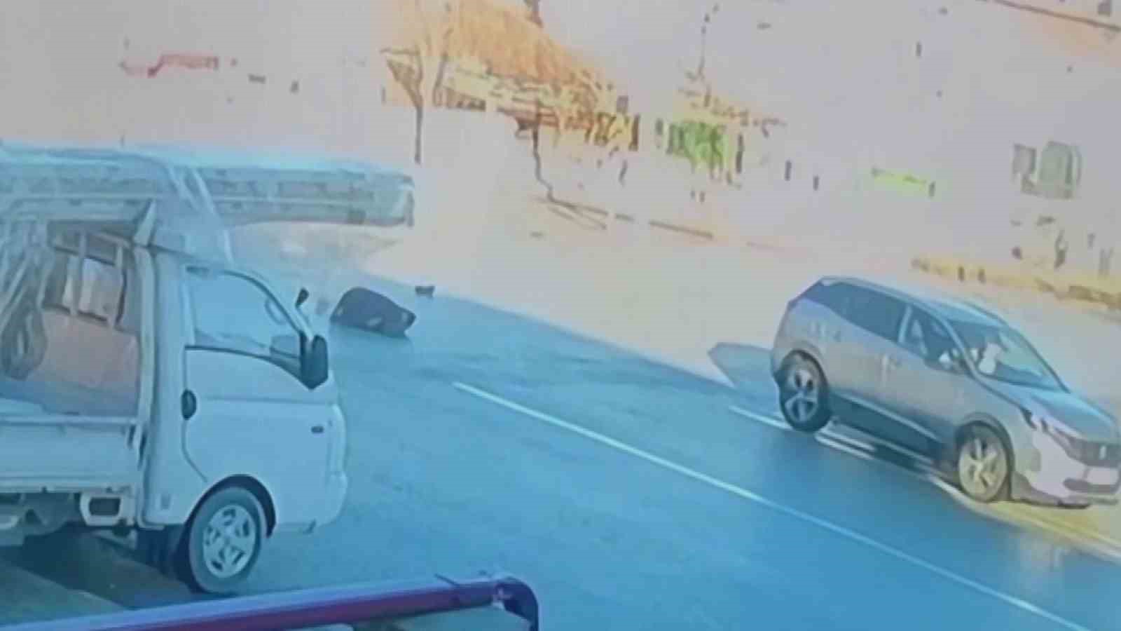 SUV aracın çarptığı yaya yola savrularak yaralandı