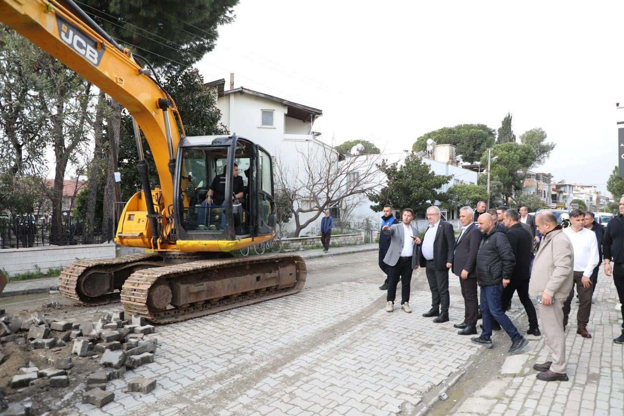 Edremit Belediyesi’nden İkizçay Mahallesi’nde yoğun yol mesaisi