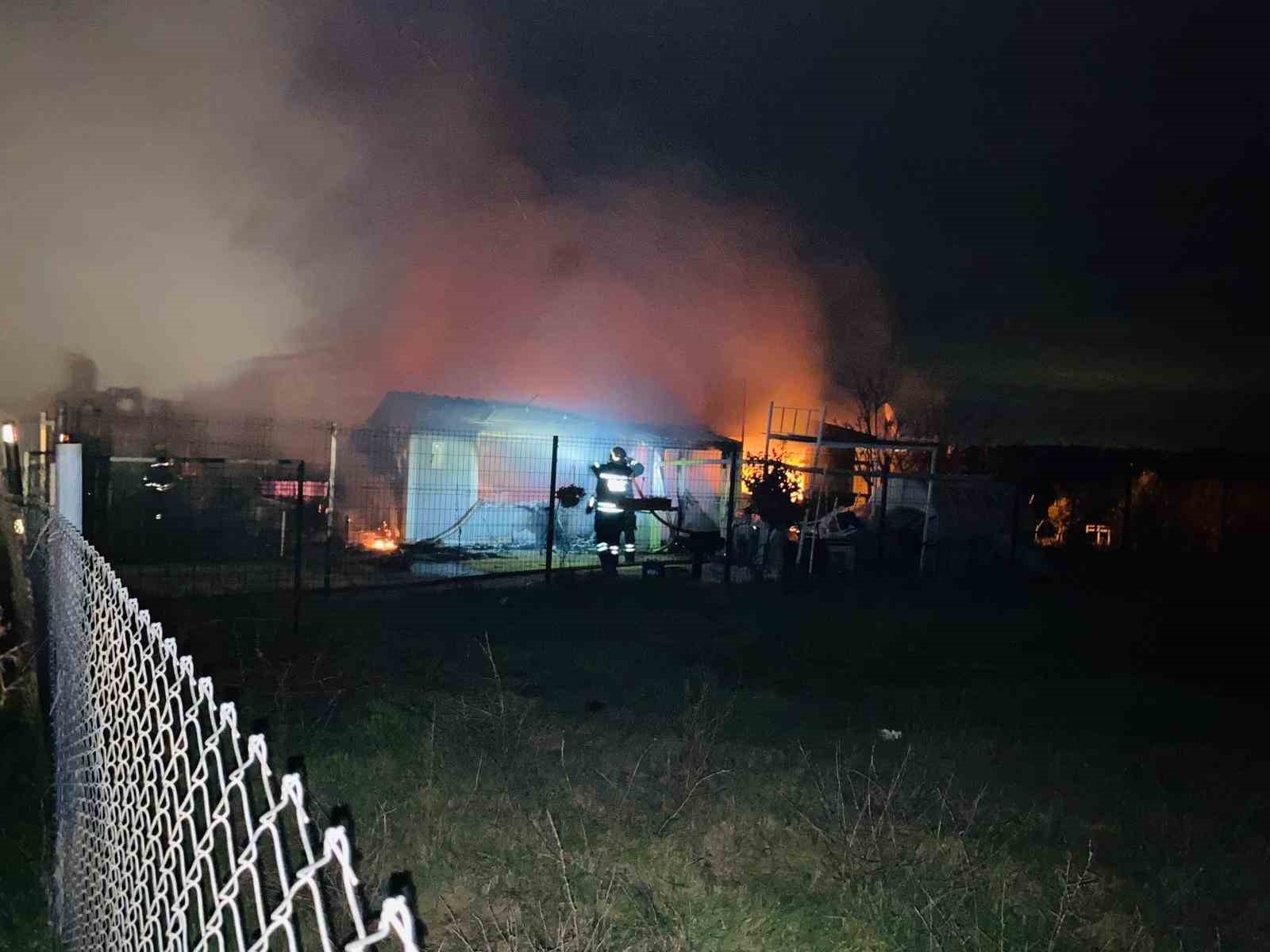 Tekirdağ’da kır evi alev alev yanarak küle döndü