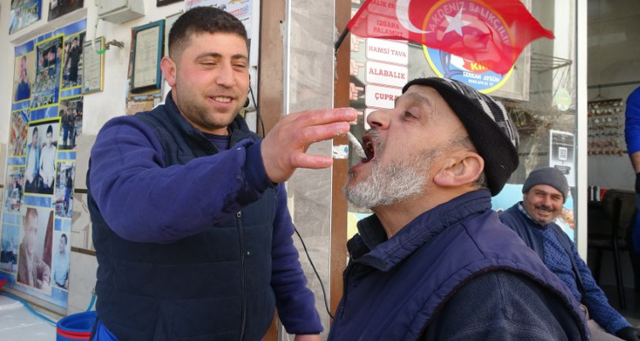 Kilis’te hamsi sevinci: Vatandaşlar çiğ çiğ yedi