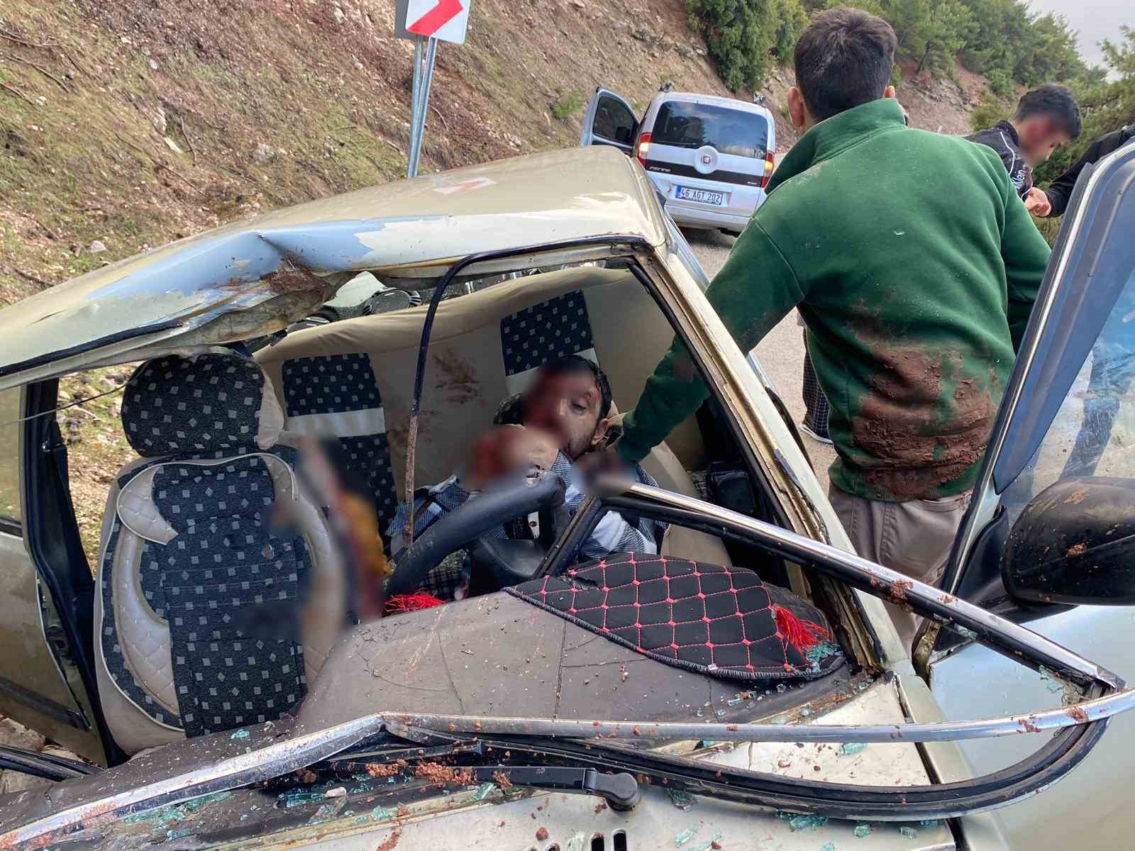 Kahramanmaraş’ta kopan kaya parçası otomobile isabet etti: 2’si ağır 4 yaralı