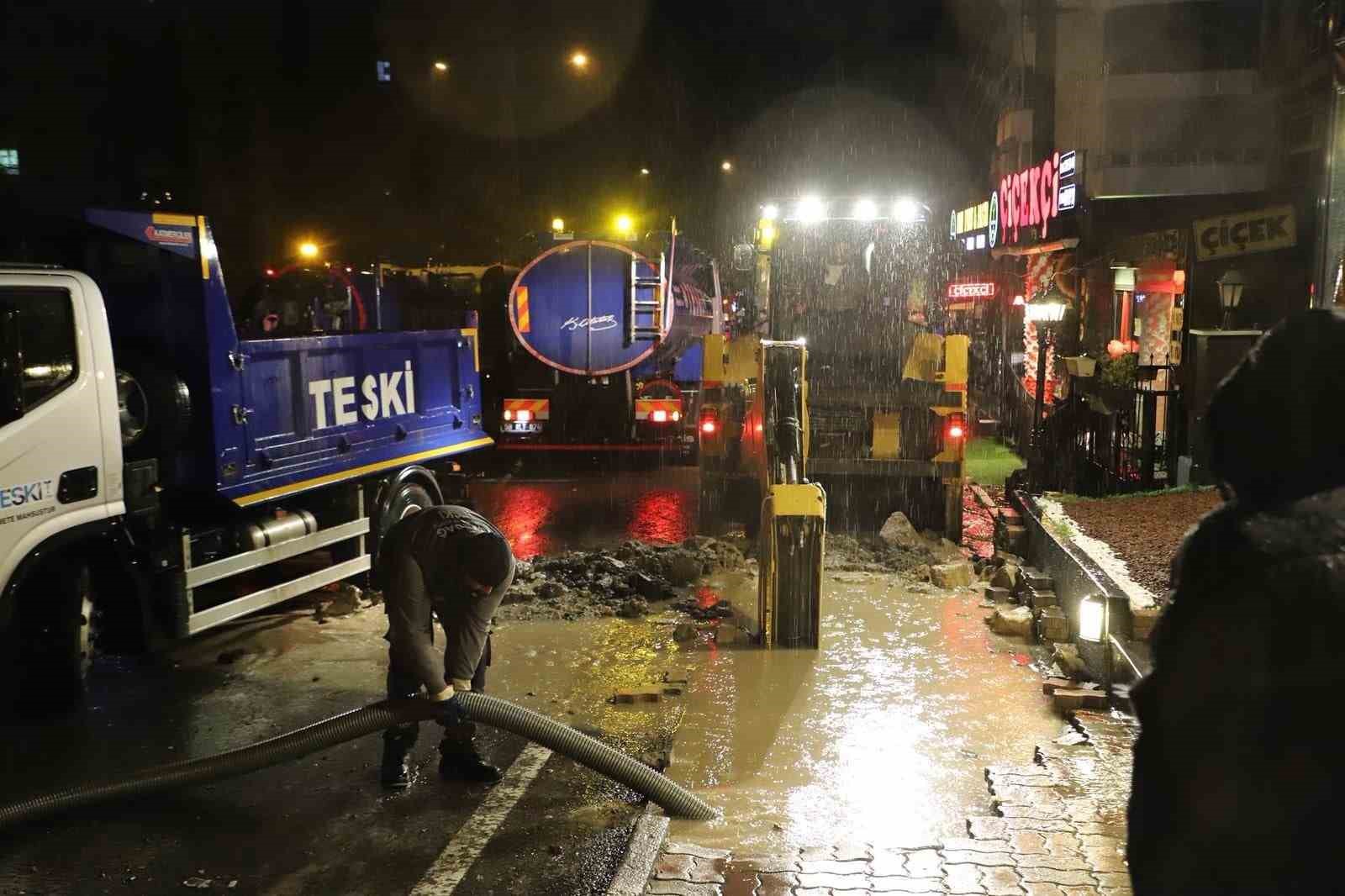 Çorlu’da gece yarısı altyapı alarmı: Kanalizasyon hattı çöktü