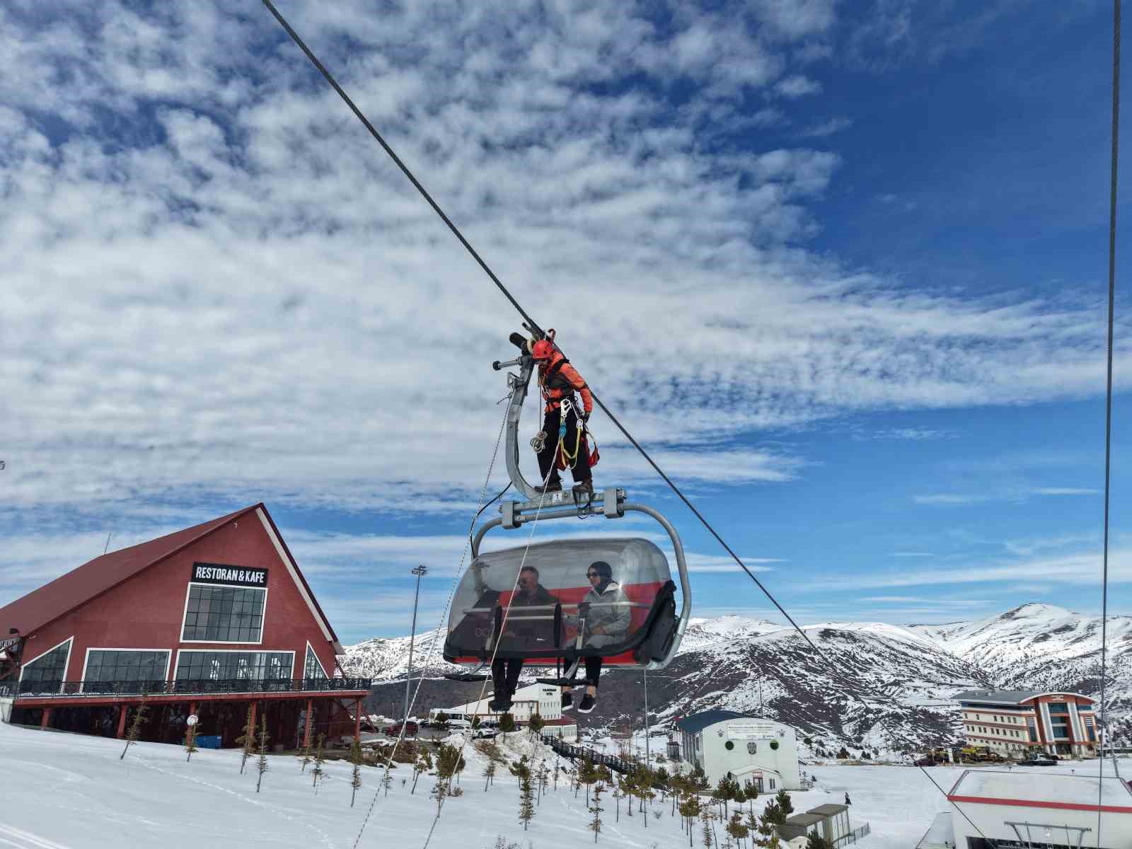 Teleferikte mahsur kalanlar başarılı bir operasyonla kurtarıldı