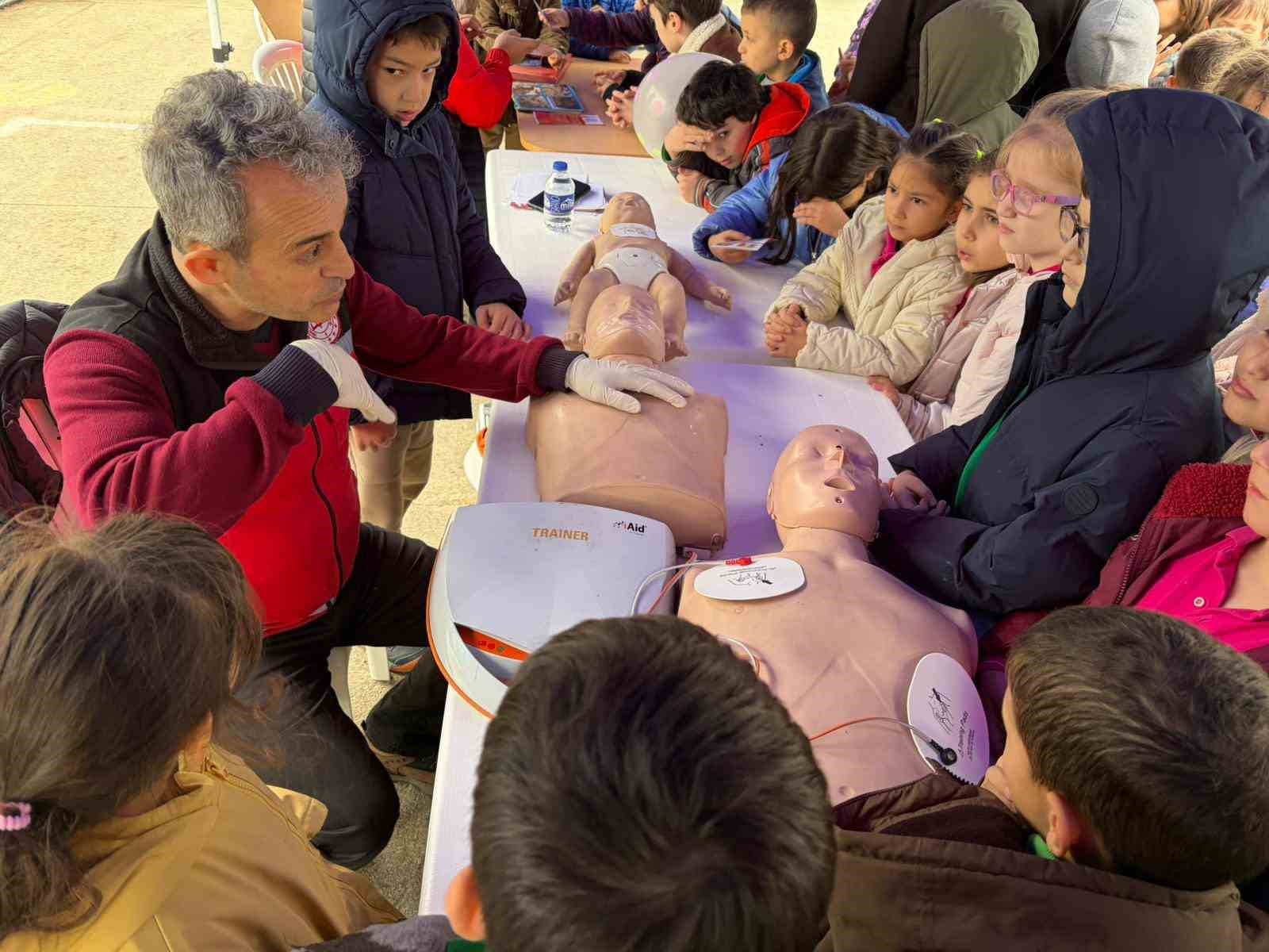 Düzce’de çocuklara afet eğitimleri sürüyor