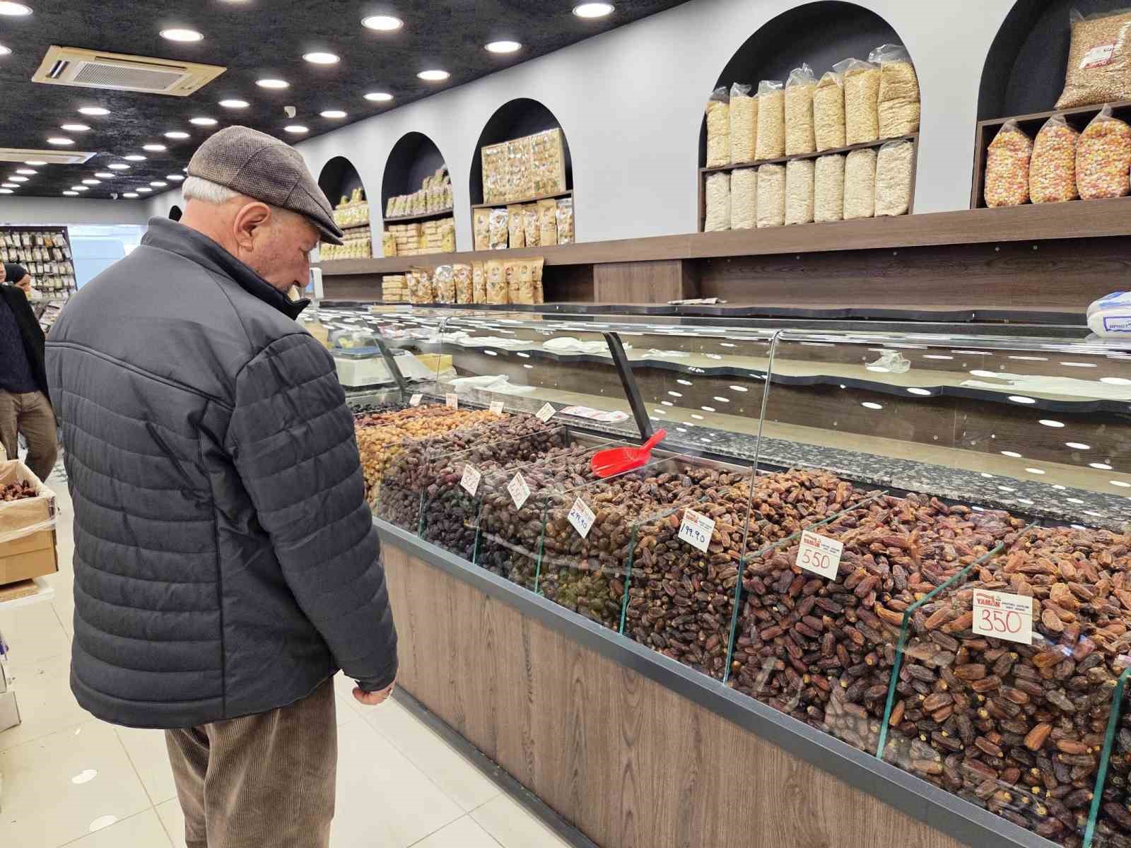 Ramazan’ın vazgeçilmezi hurmaya yoğun ilgi