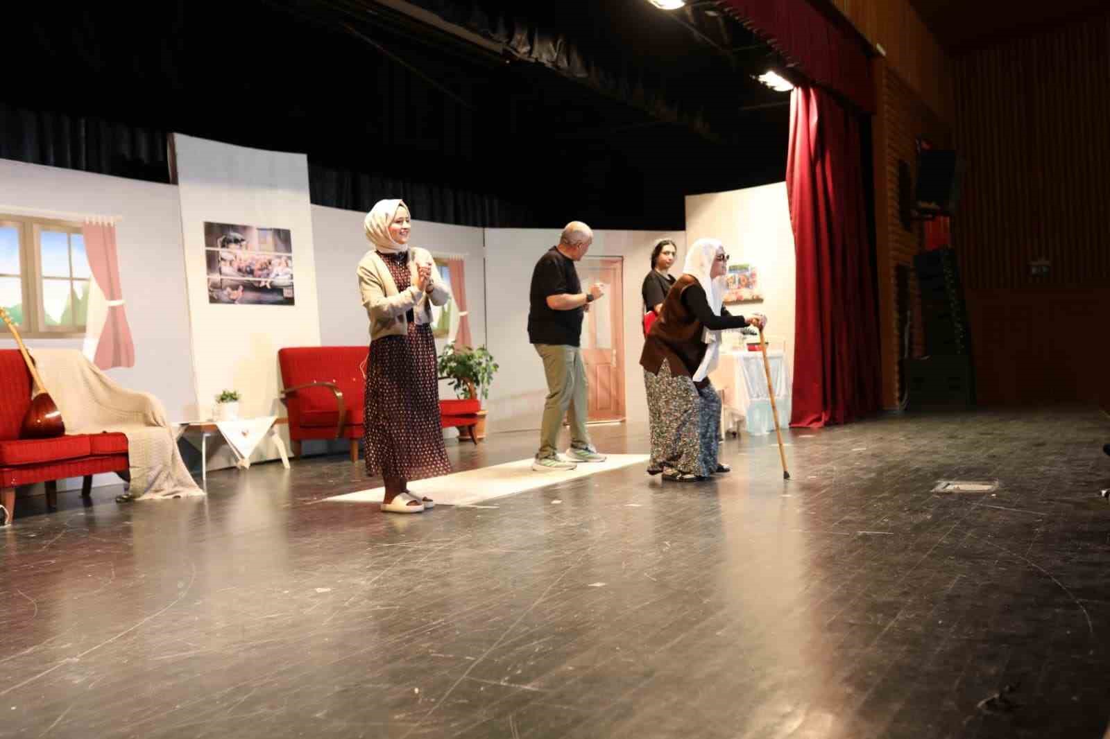 Öğretmenlerin sahnelediği 