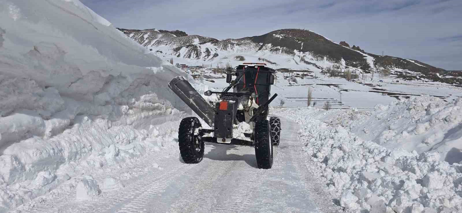 Son yılların en yoğun kar yağışını alan Iğdır’da karla mücadele aralıksız sürüyor