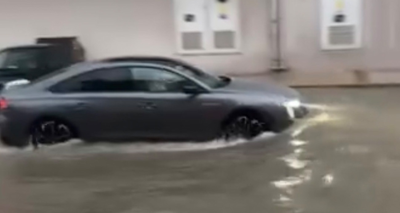 İzmir’de sağanak yağış hayatı olumsuz etkiledi