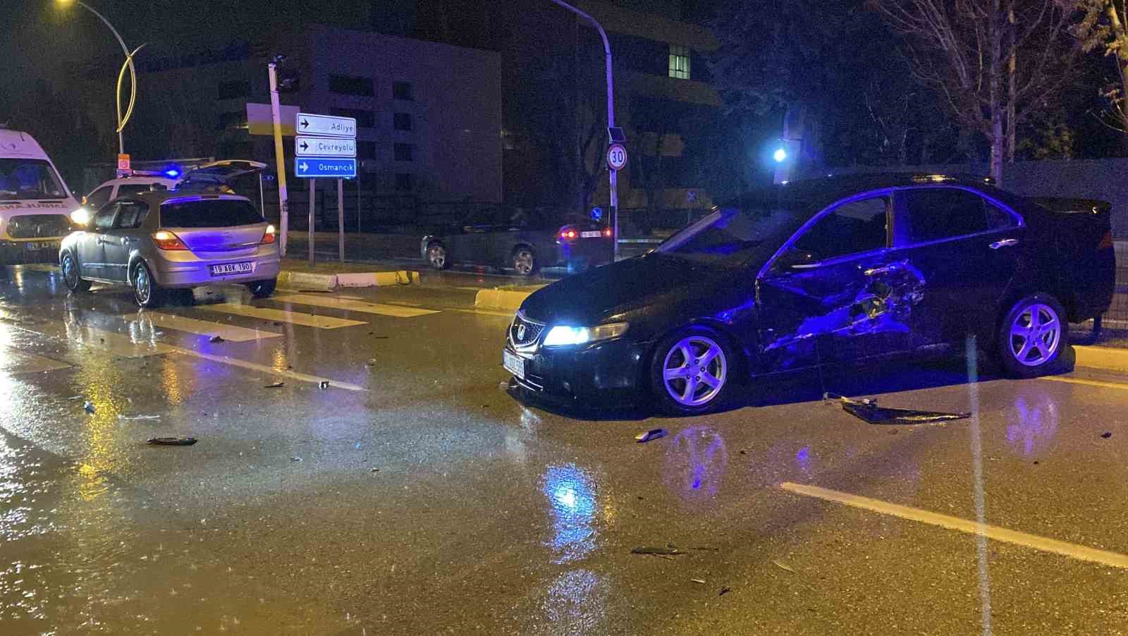 Çorum’da iki otomobil çarpıştı: Anne ve oğlu yaralandı