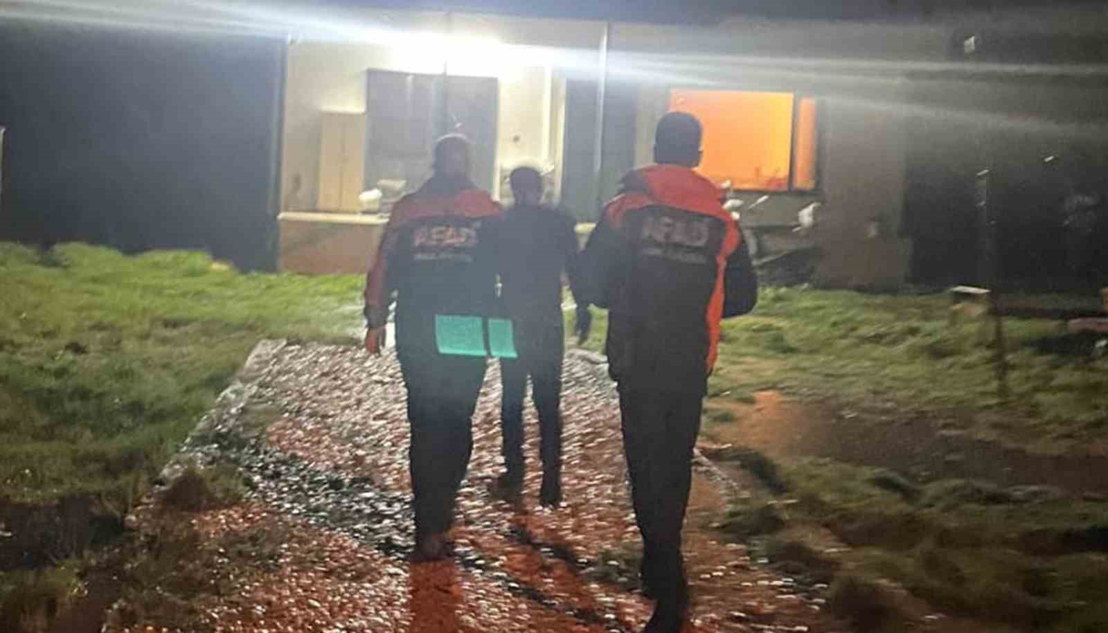 Aracı akıntıya kapılan vatandaş son anda kurtuldu