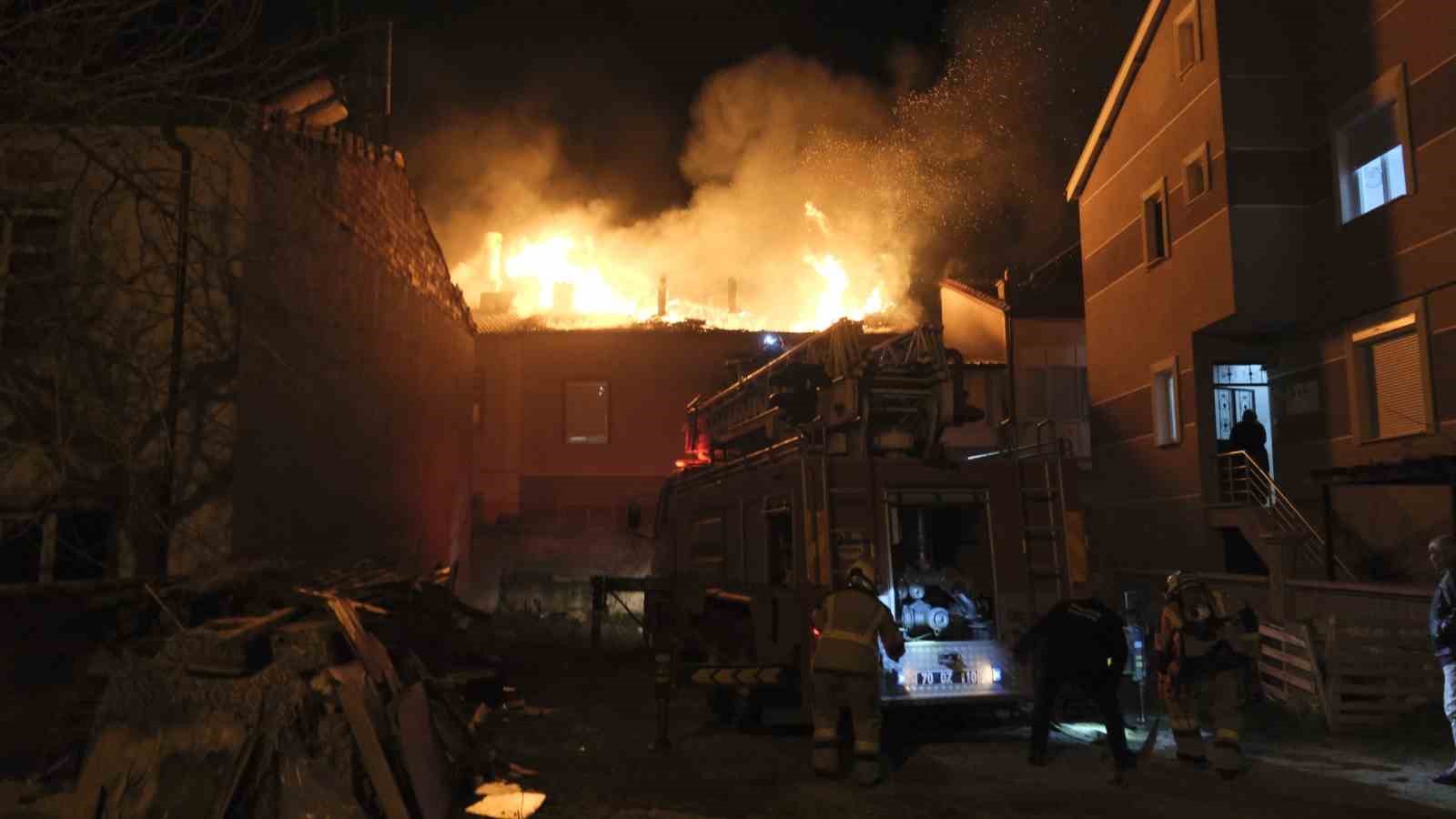 Karaman’da çatı yangını korkuttu: 3 kişi dumandan etkilendi