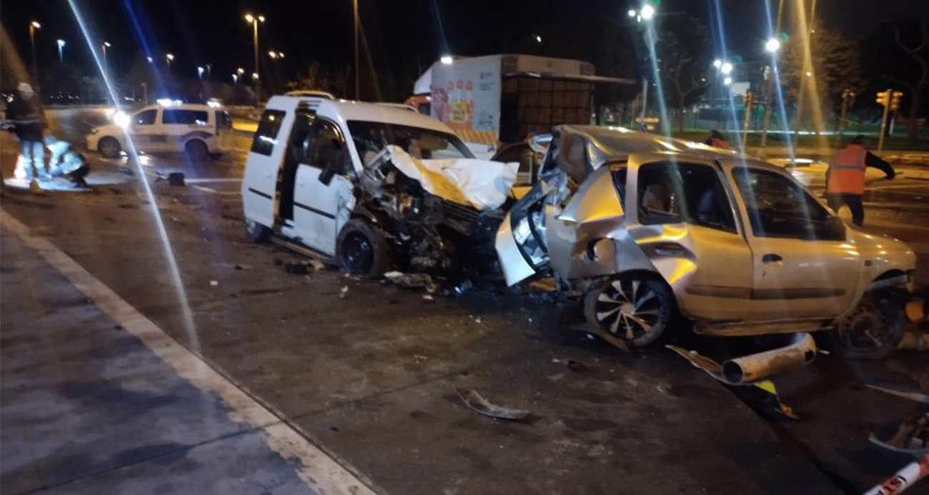 Kartal’da sahil yolunda hafif ticari araç park halindeki otomobile çarptı: 4 yaralı