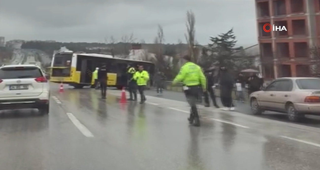 Büyükçekmece’de İETT otobüsü yoldan çıkarak bariyerlere çarptı