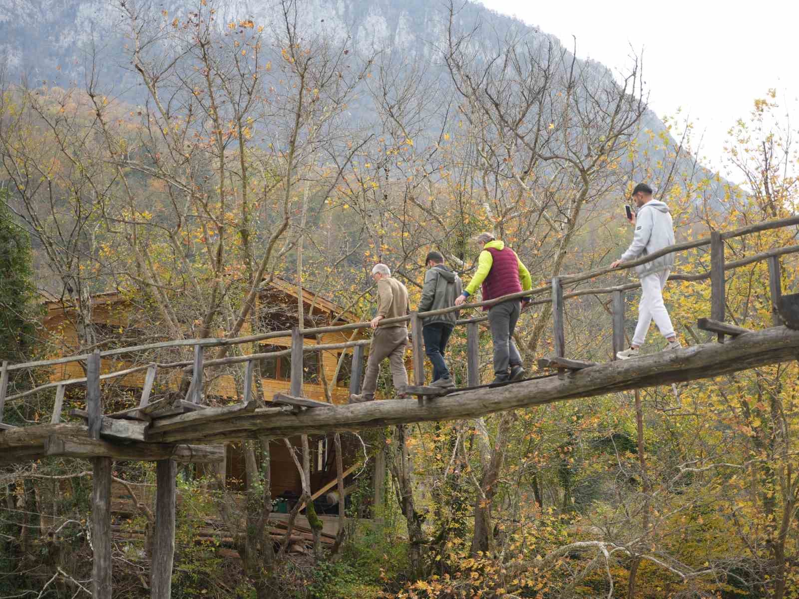 Asırlık ahşap köprü zamana meydan okuyor: Köylüleri sırtında taşıyor