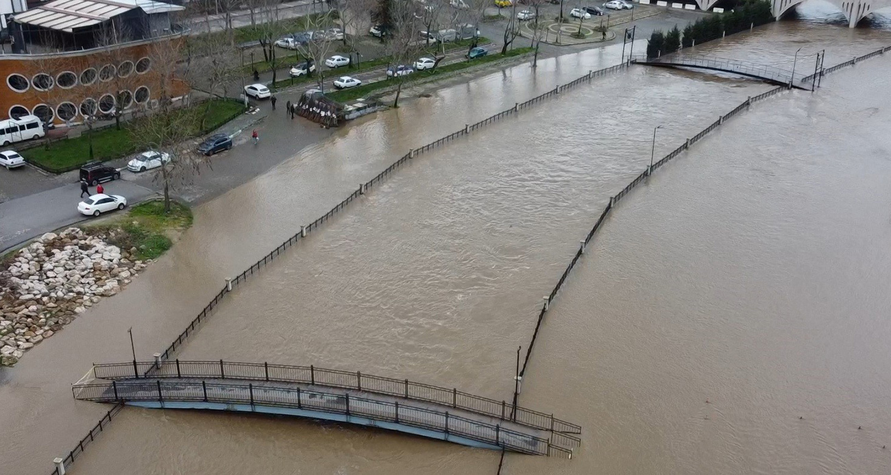 Biga’da yağış nedeniyle taşan Kocabaş Çayı dron ile görüntülendi