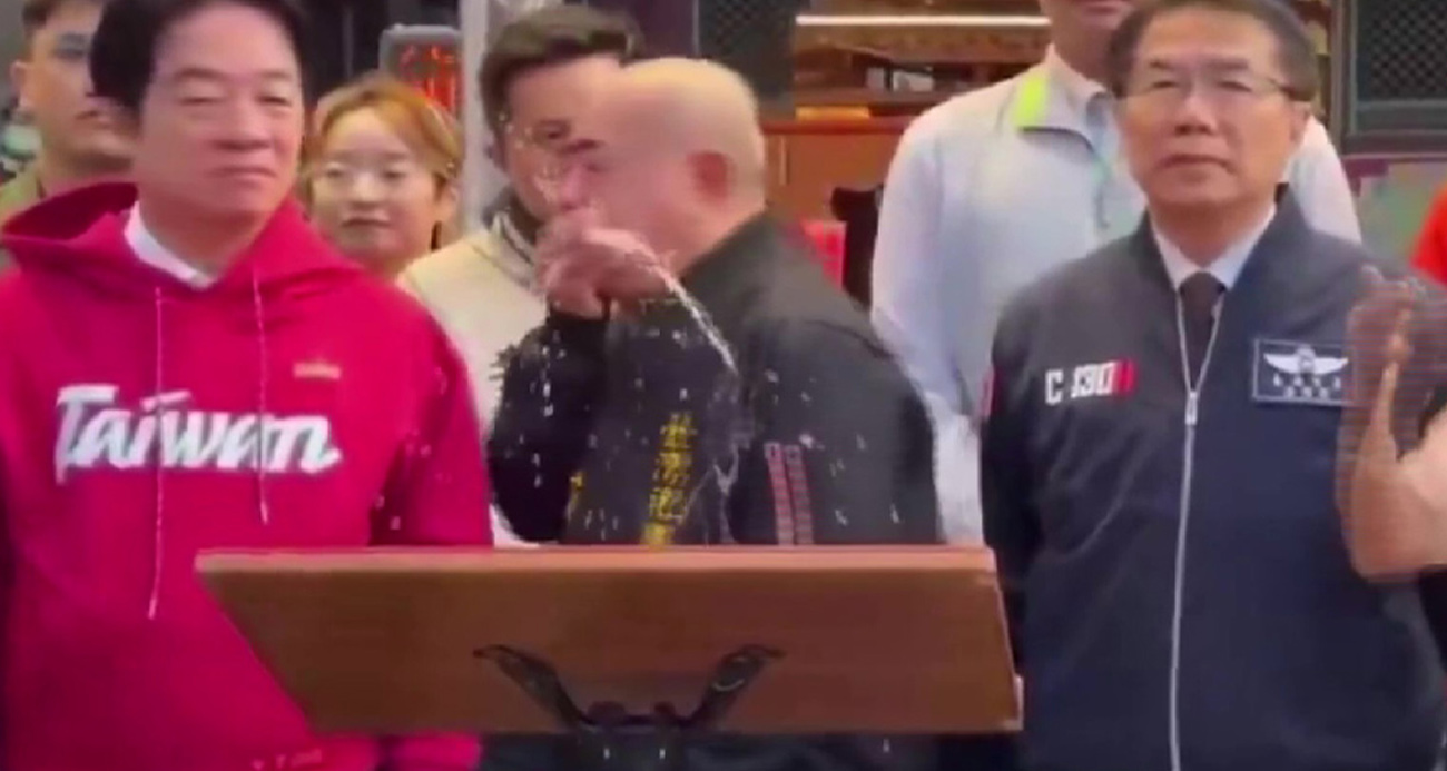 Tayvan’da bir yetkili kameralar karşısında Devlet Başkanı Lai’nin üzerine kustu