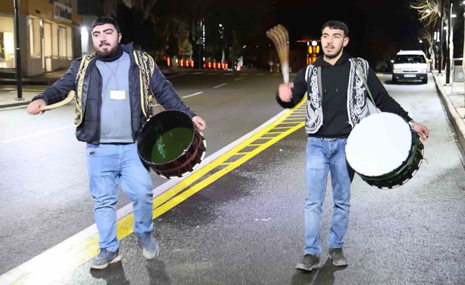 Aksaray’da Ramazan davulcuları hafif kar yağışı altında sahur mesaisine başladı