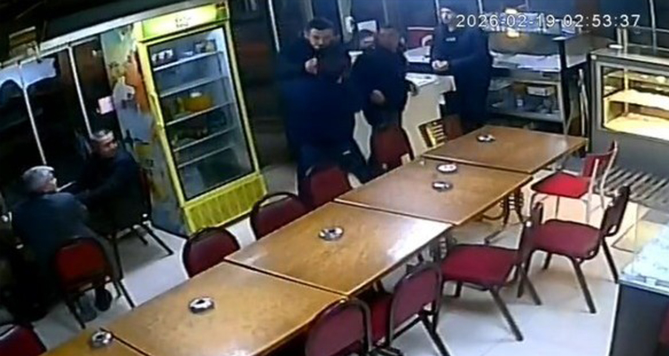Kütahya’da çay evinde bıçaklı saldırı anı kamerada: 1 ağır yaralı