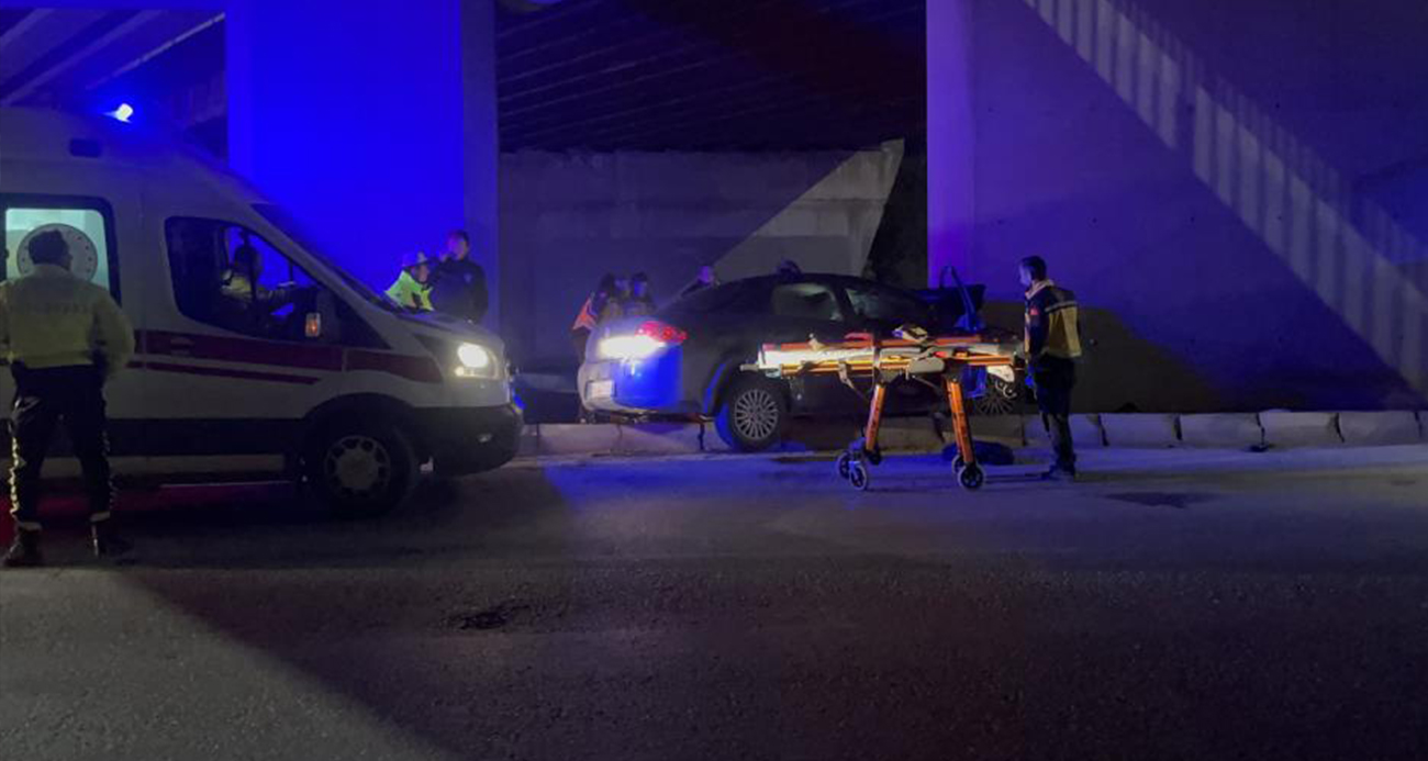Kontrolden çıkan otomobil köprünün kolonuna saplandı: 1’i ağır 2 yaralı