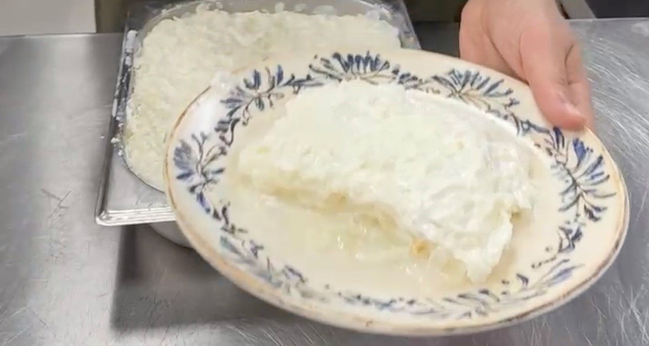 Osmanlı mutfağının hafif tatlısı Güllaç Ramazan sofralarını süslüyor