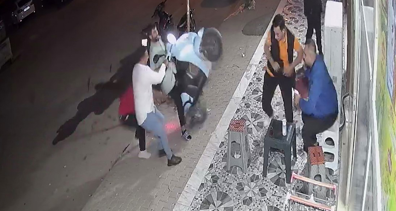 İlk kez motosiklet kullanmak istemişti: Gaz elciği basılı kalınca kaldırımda oturanlar neye uğradığını şaşırdı