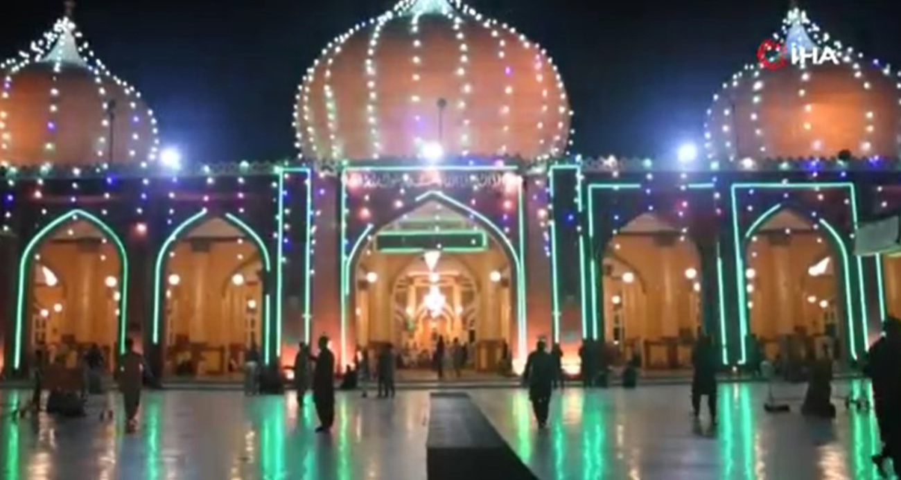 Pakistan’da ilk teravih namazı kılındı