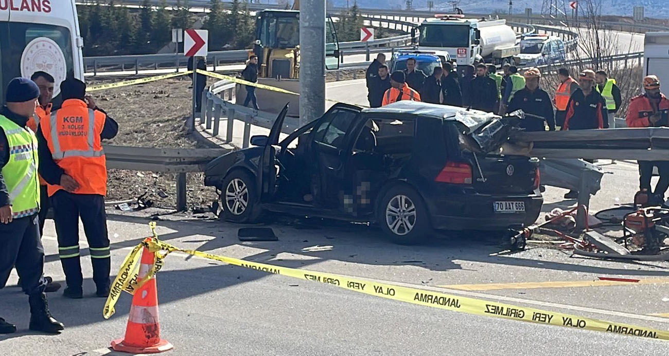 Otomobil bariyerlere ok gibi saplandı: Anne ve baba öldü, kız çocukları yaralandı