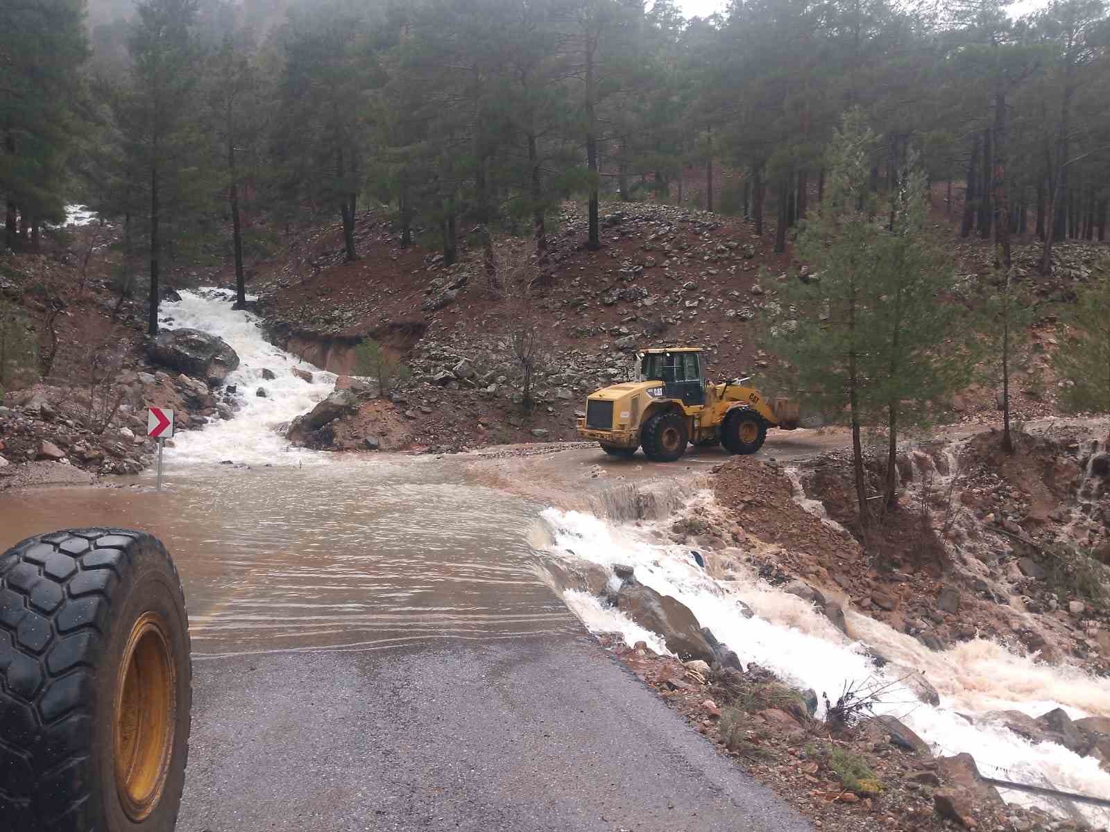 Sel, heyelan ve kar yağışına karşı yoğun mücadele