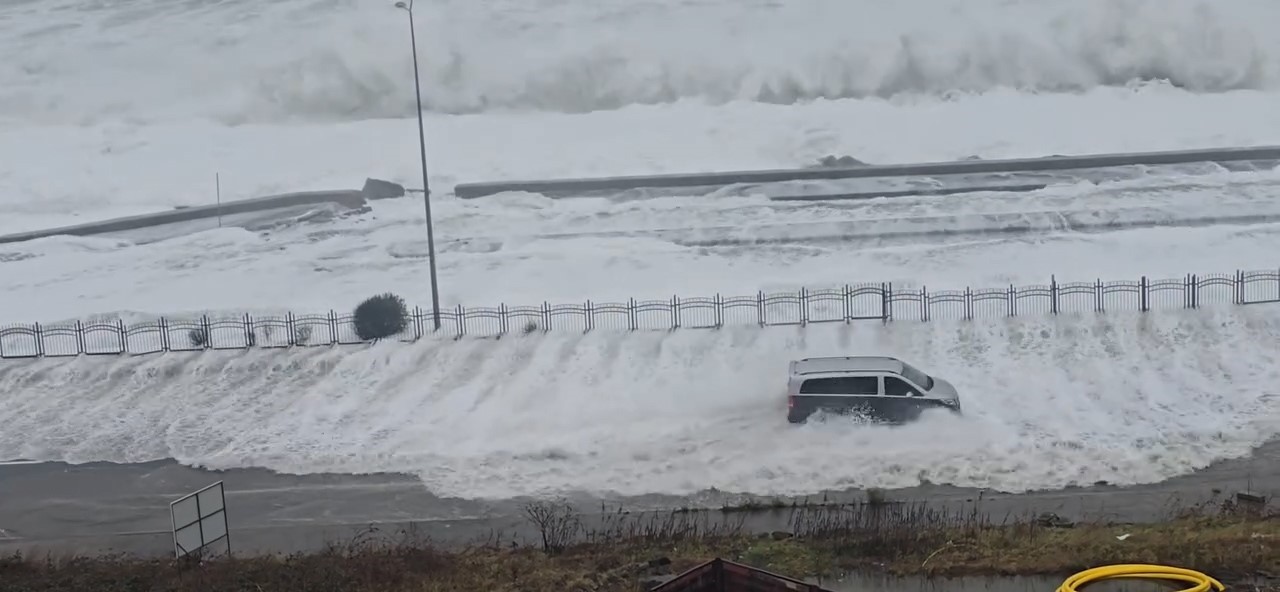 Rize’de dev dalgalar Karadeniz Sahil Yolu’na ulaştı