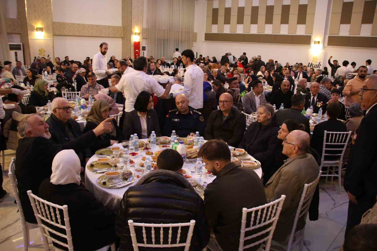 Vali Aktaş, Ramazan’ın ilk iftarında şehit yakınları ve gazilerle bir araya geldi