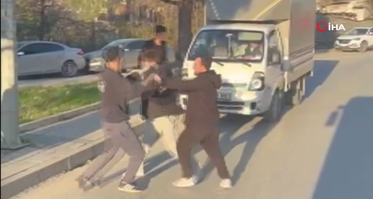 Arnavutköy’de trafikte yumruklu kavga kamerada, cadde boks ringine döndü