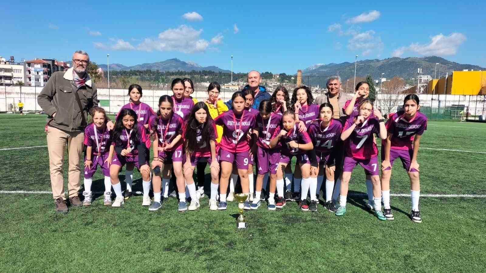 Nazilli Beşeylül Ortaokulu kız futbol takımı il şampiyonu oldu