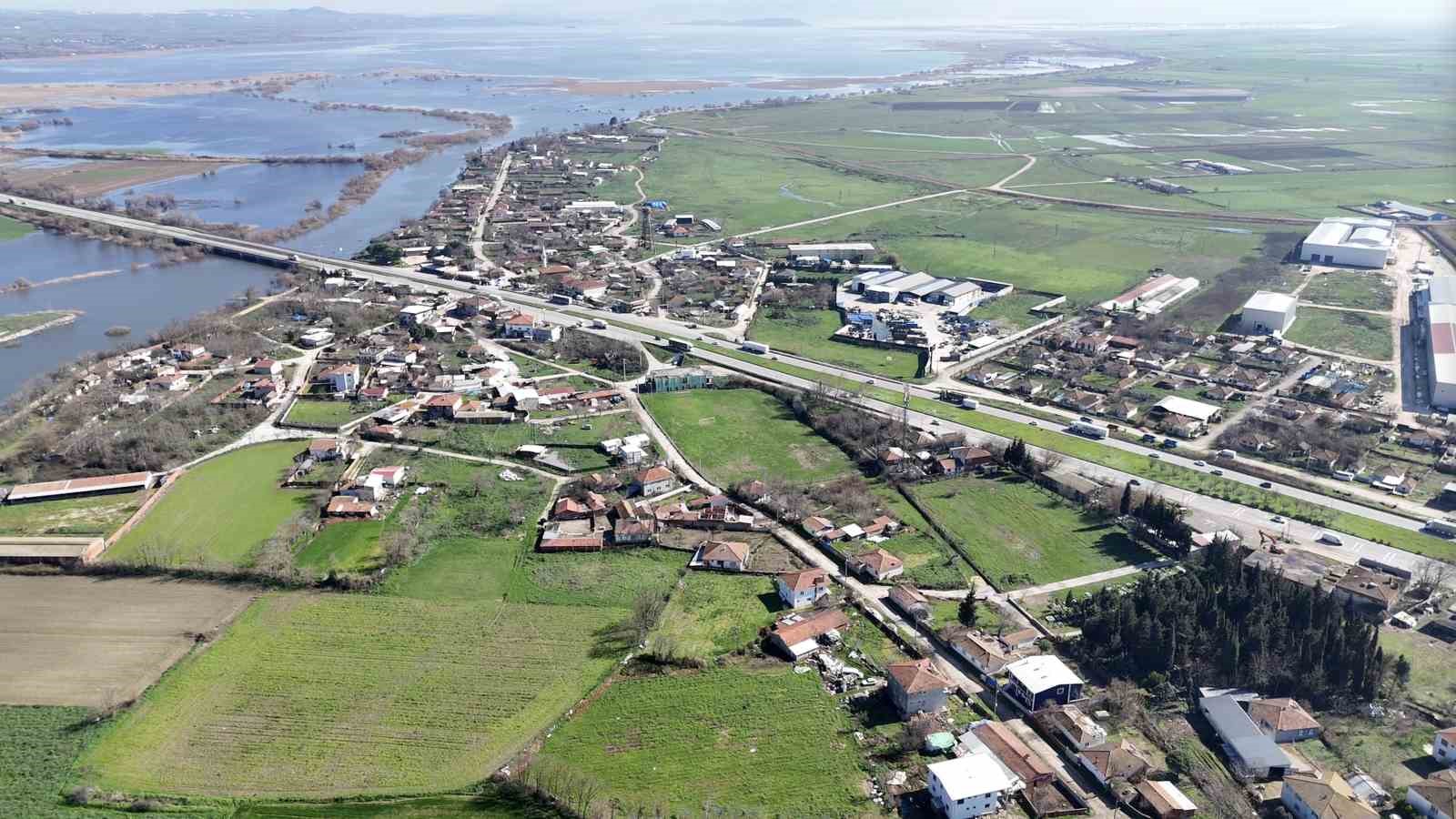 Bursa’da yağışlar göl seviyesini yükseltince evlerin bahçeleri sular altında kaldı