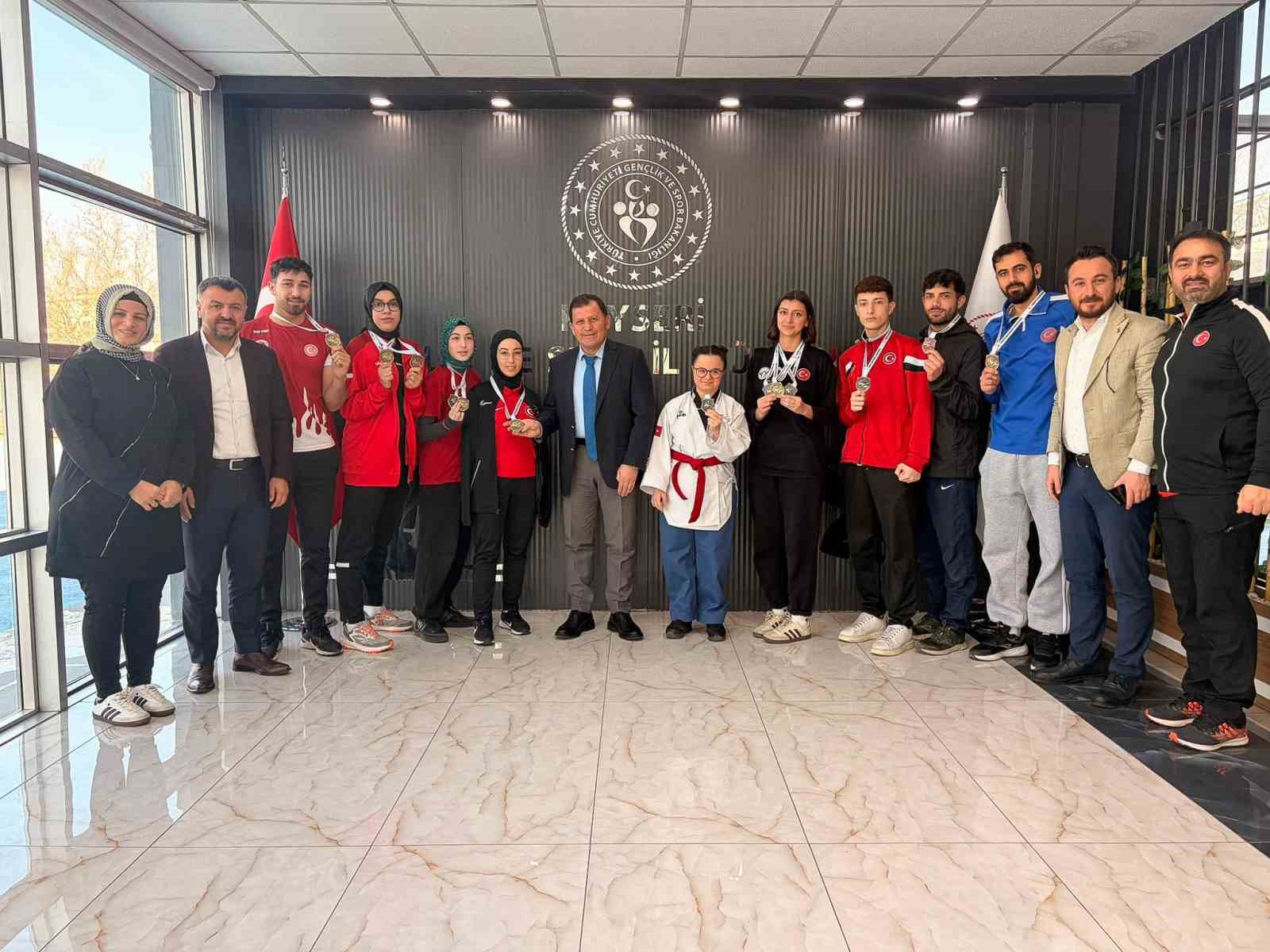 Kayserili İşitme Engelliler Taekwondo Sporcularından tarihi başarı