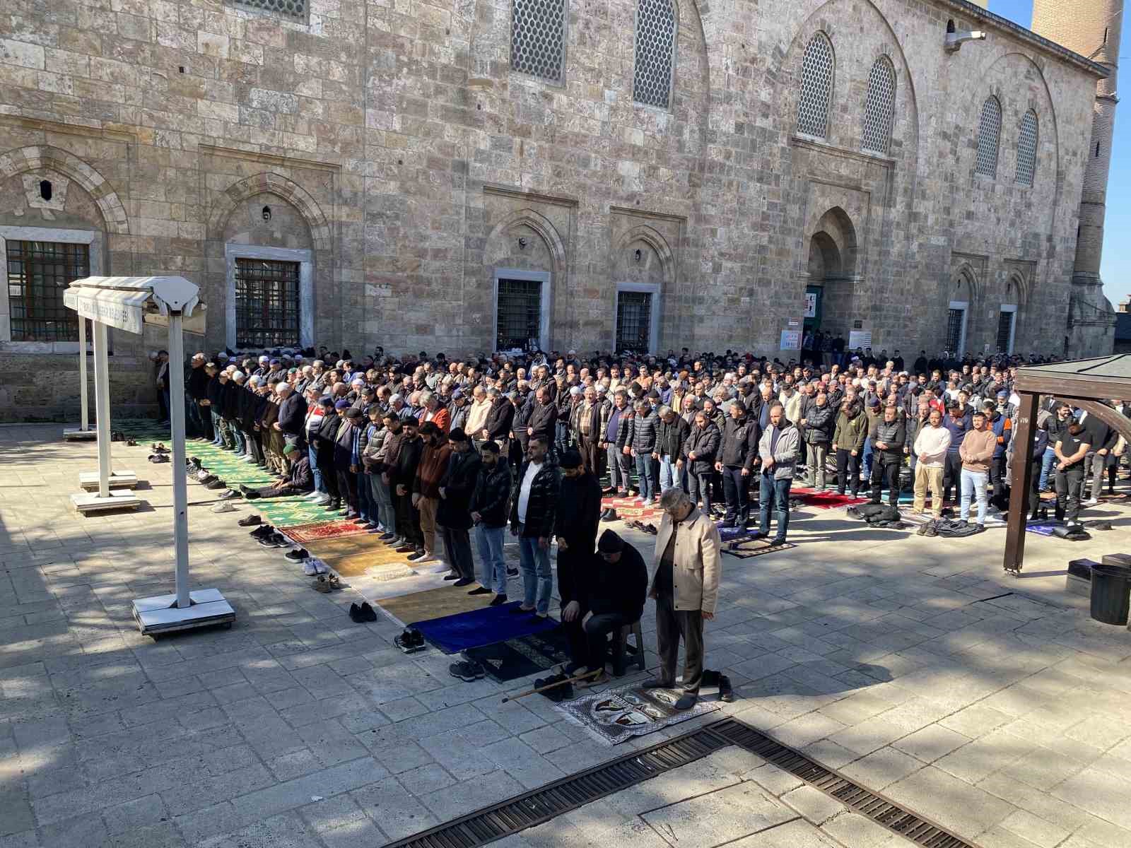 Ramazan’ın ilk Cuma’sı Ulucami doldu taştı